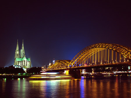 Foto Kölner Dom hinter der Hohenzollernbrücke - Köln