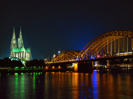 Kölner Dom hinter der Hohenzollernbrücke Foto 