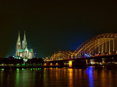 Kölner Dom hinter der Hohenzollernbrücke Fotos