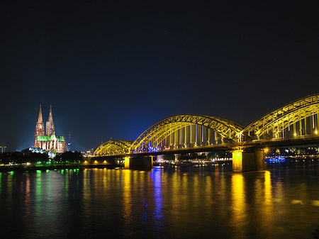 Kölner Dom hinter der Hohenzollernbrücke