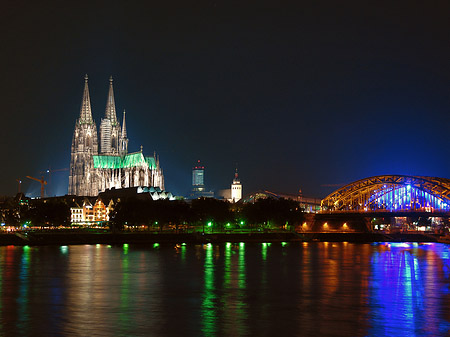 Fotos Kölner Dom hinter der Hohenzollernbrücke