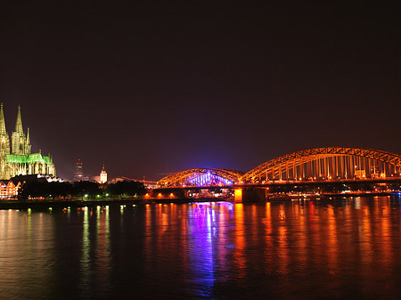 Fotos Kölner Dom hinter der Hohenzollernbrücke