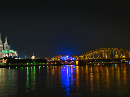 Kölner Dom hinter der Hohenzollernbrücke