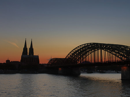 Kölner Dom hinter der Hohenzollernbrücke