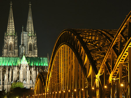 Foto Kölner Dom hinter der Hohenzollernbrücke