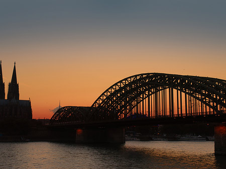 Foto Kölner Dom hinter der Hohenzollernbrücke - Köln