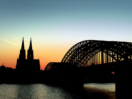 Kölner Dom hinter der Hohenzollernbrücke Fotos