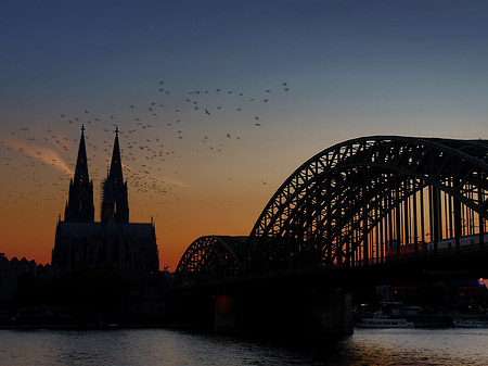 Foto Kölner Dom hinter der Hohenzollernbrücke - Köln