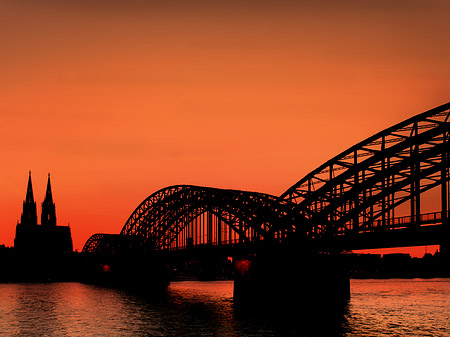 Kölner Dom hinter der Hohenzollernbrücke