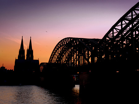 Foto Kölner Dom hinter der Hohenzollernbrücke