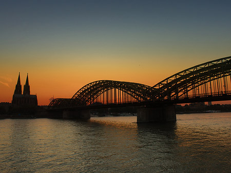 Fotos Kölner Dom hinter der Hohenzollernbrücke