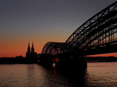 Fotos Kölner Dom hinter der Hohenzollernbrücke