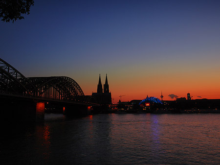 Kölner Dom hinter der Hohenzollernbrücke Foto 