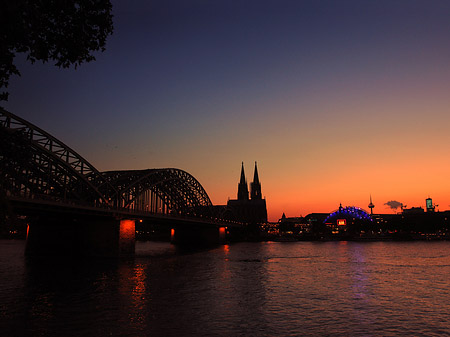 Fotos Kölner Dom hinter der Hohenzollernbrücke | Köln