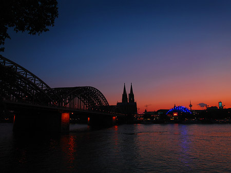 Kölner Dom hinter der Hohenzollernbrücke Fotos