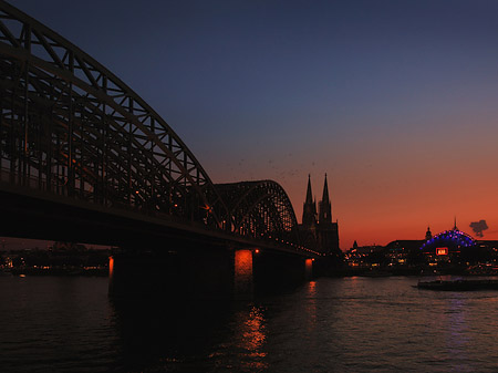 Fotos Kölner Dom hinter der Hohenzollernbrücke