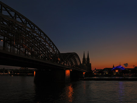 Foto Kölner Dom hinter der Hohenzollernbrücke