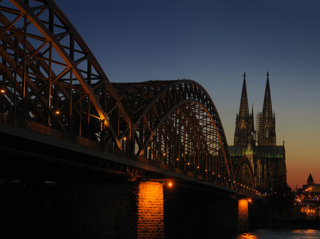 Fotos Kölner Dom hinter der Hohenzollernbrücke