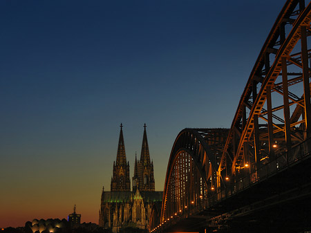 Foto Kölner Dom hinter der Hohenzollernbrücke