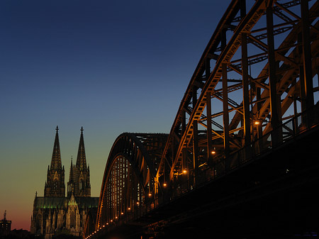 Fotos Kölner Dom hinter der Hohenzollernbrücke