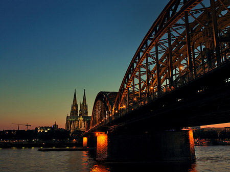 Kölner Dom hinter der Hohenzollernbrücke Foto 