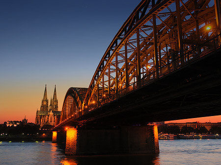 Kölner Dom hinter der Hohenzollernbrücke Fotos