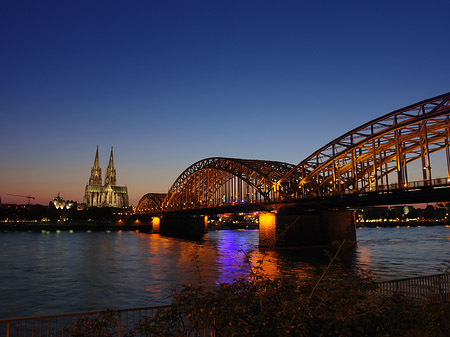 Kölner Dom hinter der Hohenzollernbrücke