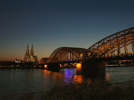 Kölner Dom hinter der Hohenzollernbrücke Foto 