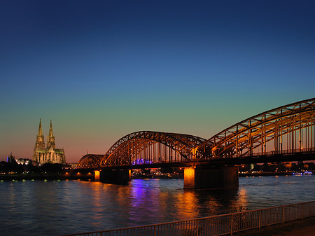 Fotos Kölner Dom hinter der Hohenzollernbrücke