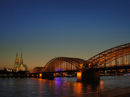 Foto Kölner Dom hinter der Hohenzollernbrücke