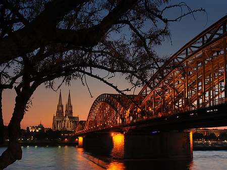 Kölner Dom hinter der Hohenzollernbrücke Fotos