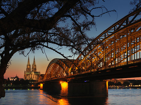 Foto Kölner Dom hinter der Hohenzollernbrücke - Köln