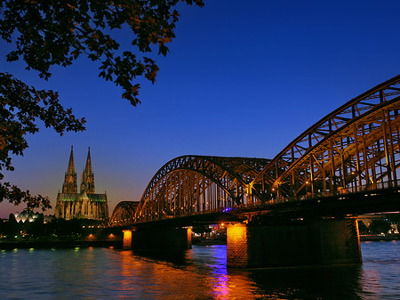 Fotos Kölner Dom hinter der Hohenzollernbrücke