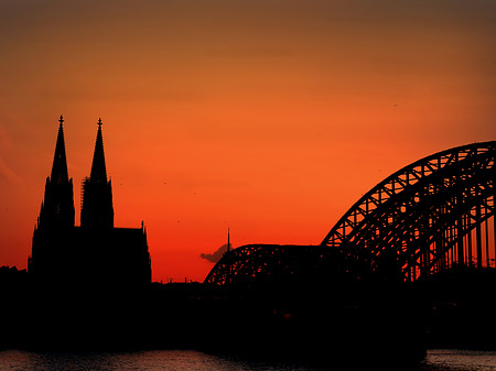 Kölner Dom hinter der Hohenzollernbrücke