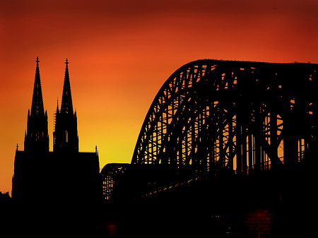 Kölner Dom hinter der Hohenzollernbrücke