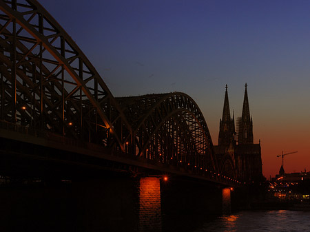 Foto Kölner Dom hinter der Hohenzollernbrücke