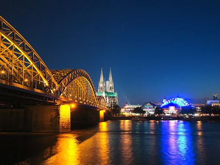 Fotos Blick auf musical-dome und Kölner Dom | Köln