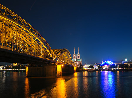 Fotos Blick auf musical-dome und Kölner Dom | Köln