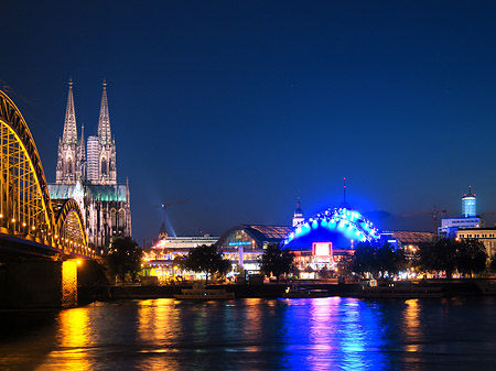 Blick auf musical-dome und Kölner Dom Fotos