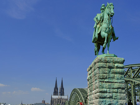 Reiterstatue vor dem Kölner Dom Foto 