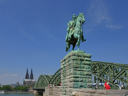 Fotos Reiterstatue vor dem Kölner Dom | Köln