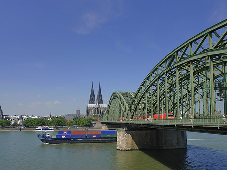 Foto Schiff unter der Hohenzollernbrücke