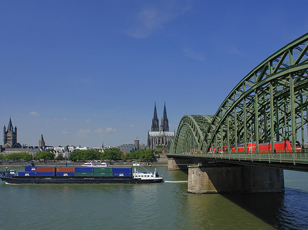 Fotos Schiff unter der Hohenzollernbrücke