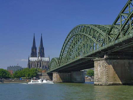 Foto Schiff unter der Hohenzollernbrücke - Köln