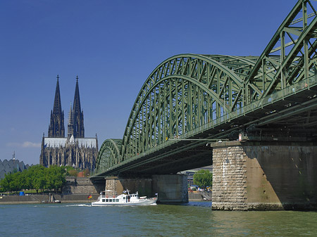 Foto Schiff unter der Hohenzollernbrücke - Köln