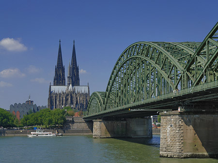 Schiff unter der Hohenzollernbrücke Foto 