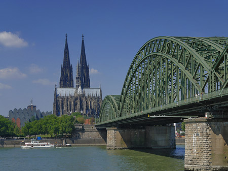 Schiff unter der Hohenzollernbrücke Foto 