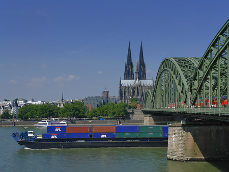 Schiff unter der Hohenzollernbrücke Foto 