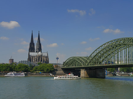 Schiff unter der Hohenzollernbrücke