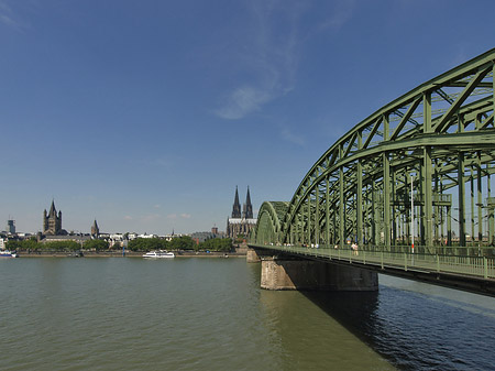 Schiff unter der Hohenzollernbrücke